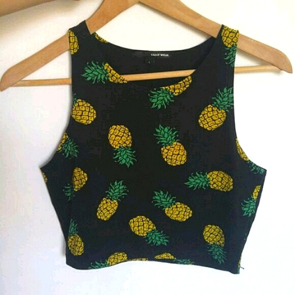 ⛔️SOLD⛔️FREE w/ $25 Purchase; Black Pineapple Print Crop Top - Picture 7 of 10